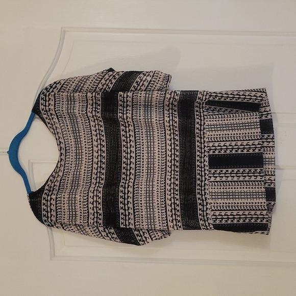 Crocheted Pattern Top - Picture 2 of 7